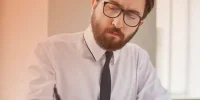 advogado-calculando-e-analisando-viabilidades