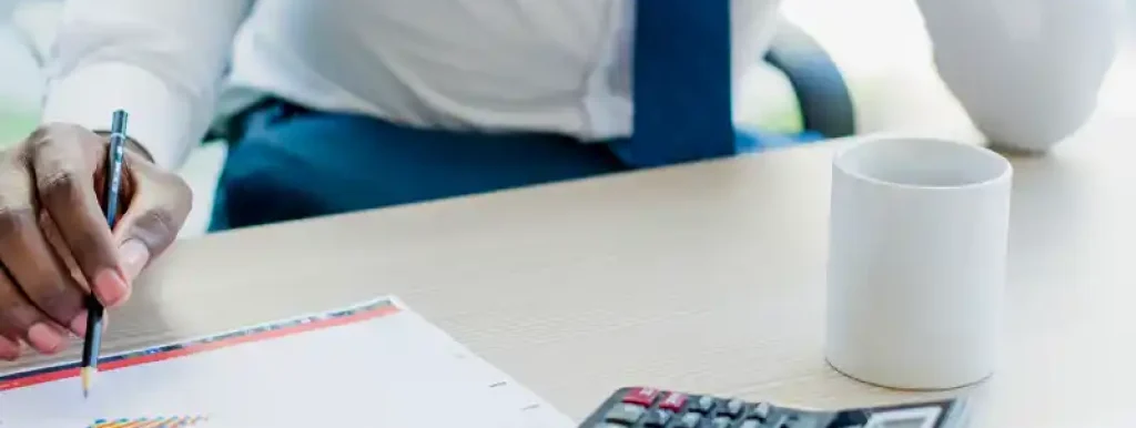 corretor-analisando-suas-financas-para-descobrir-como-pagar-menos-impostos-como-corretor-imobiliario