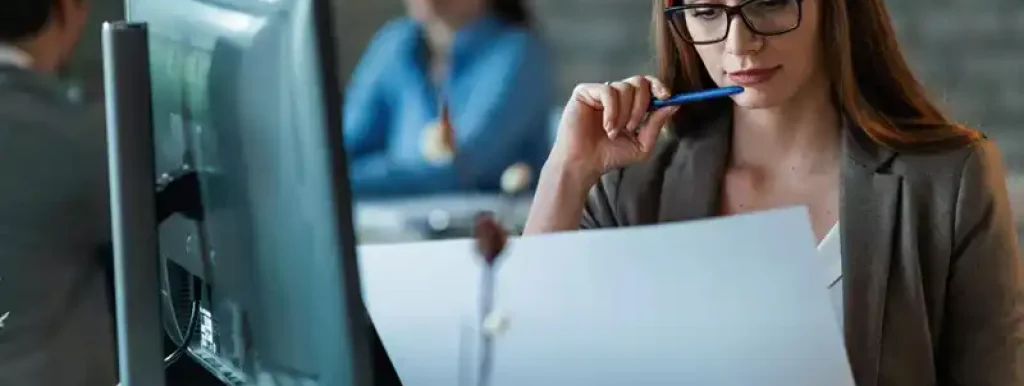 corretora-analisando-suas-financas-e-pensando