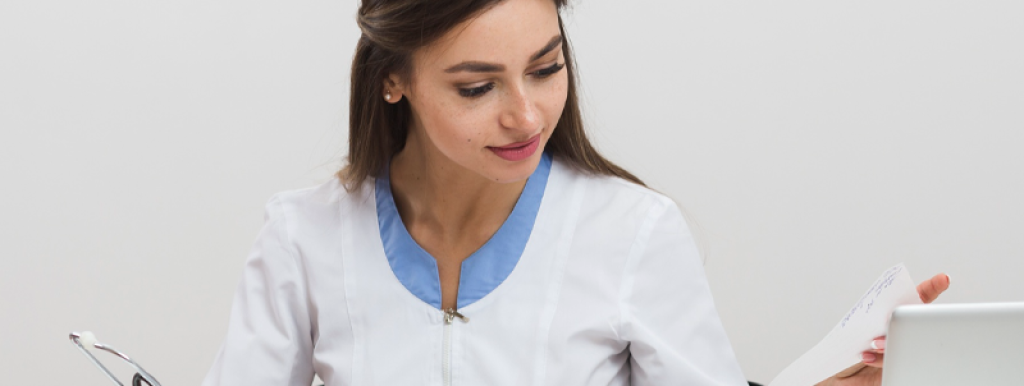 medica-analisando-seus-pagamentos-em-sua-mesa-com-notebook