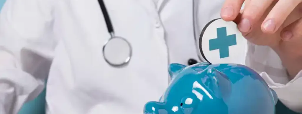 medico-guardando-dinheiro-em-seu-porquinho-simbolizando-lucros (1)