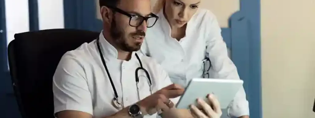 médicos-analisando-suas-finças-da-clinica-junto-com-outra-medica