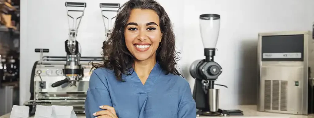 micro-empreendedora-com-seu-negocio-de-fundo